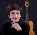 Die junge Gitarristin Kassandra Siebel aus Berlin